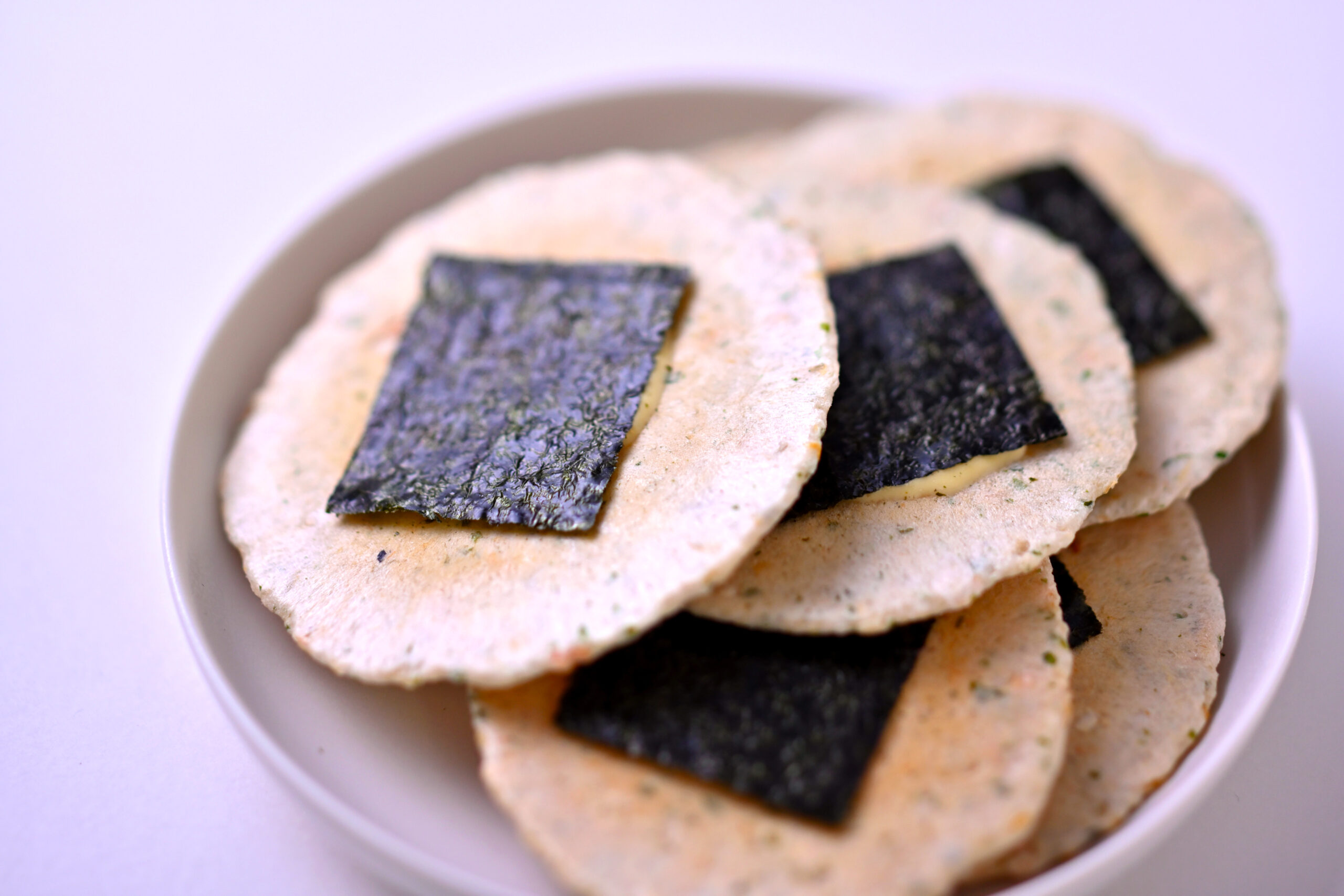 伊東宇佐美港のしらすを使用した「しらすチーズ煎餅」